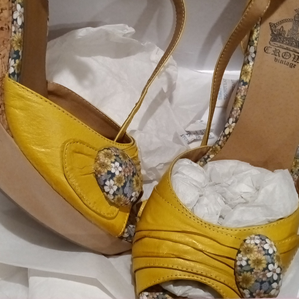 Ladies Shoes size 10, gold canary yellow peep toe sandal.